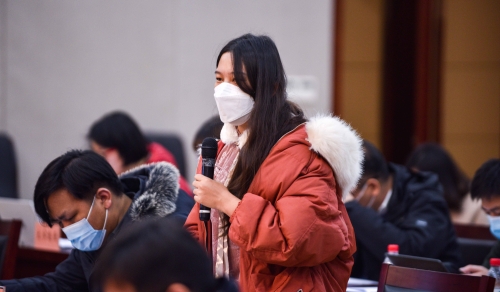 人民网记者在提问